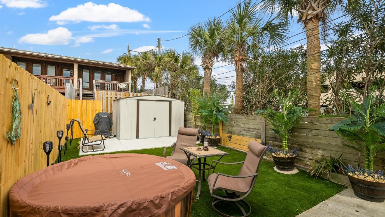 Apartment Pet Friendly Townhome With Gulf Views And Hot Tub Right Across From And Schooners